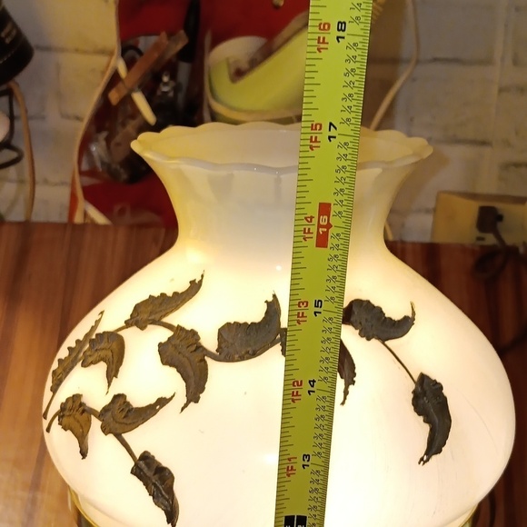 Vintage mcm hurricane parlor Gone with the Wind milk glass lamp - Picture 7 of 7